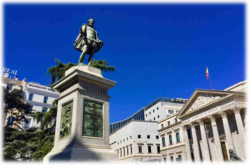 1. Monumento a Cervantes. Estatua del escultor Antonio Solá (1835). Situada en la Plaza de las Cortes, edificio destinado a la oratoria política