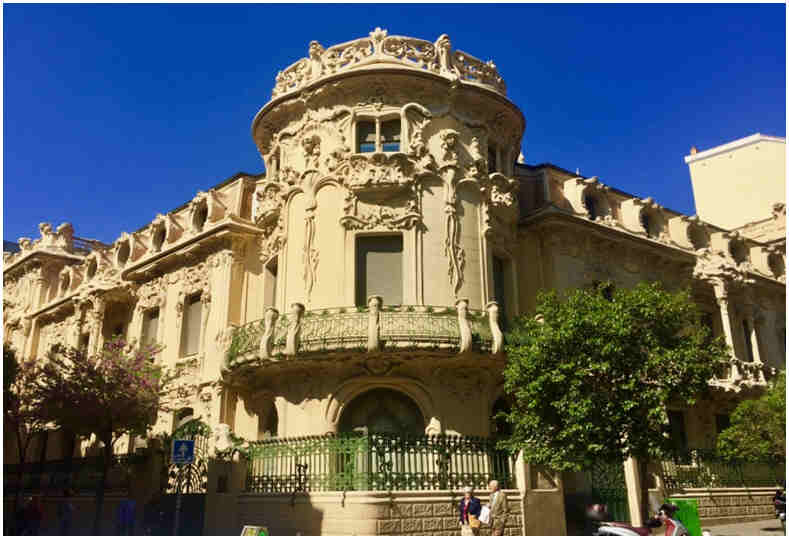 8.	Palacio Longoria. Estilo modernista. Diseño de José Grases Riera (1902-1904). Actual sede de la Sociedad general de autores españoles (SGAE).