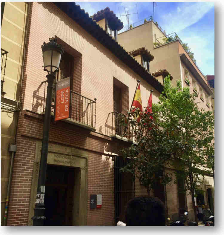 13.	Casa Museo de Lope de Vega. Vivienda del escritor en el siglo XVII. Reconvertida en museo en 1935 bajo los auspicios de la Real Academia Española.