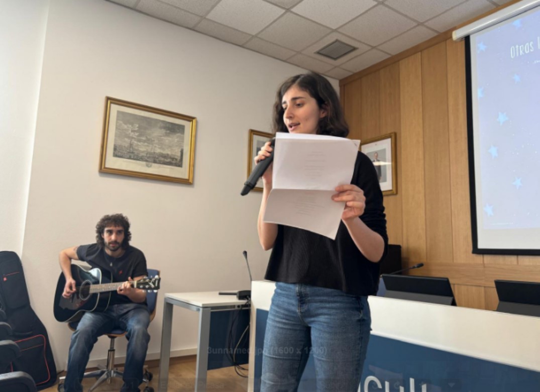 Con un clic se abre a gran tamaño y con doble clic se reduce